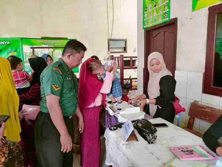 Babinsa Koramil 0826-05 Larangan, Dampingi Kegiatan Posyandu Di Desa Blumbungan