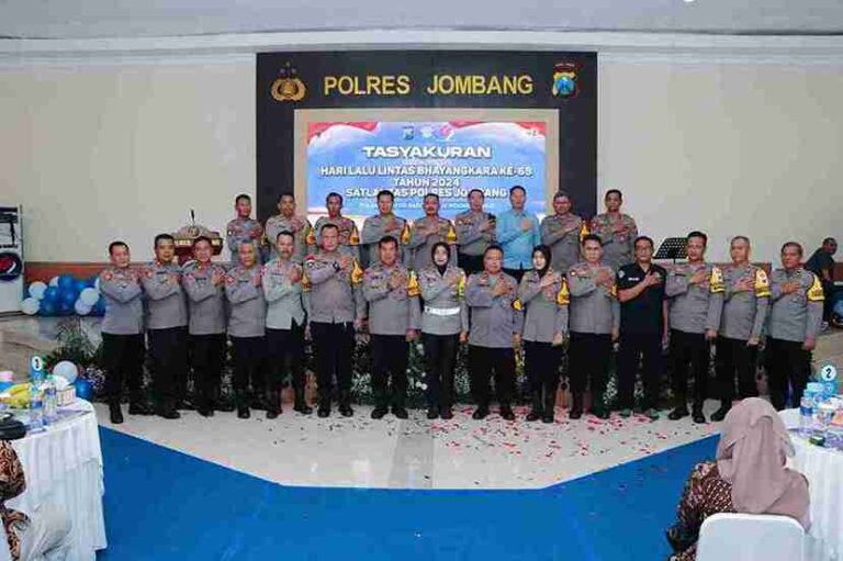 Hut Lalulintas Bhayangkara Ke 69, Polres Jombang Ganjar Penghargaan Anggota Berprestasi