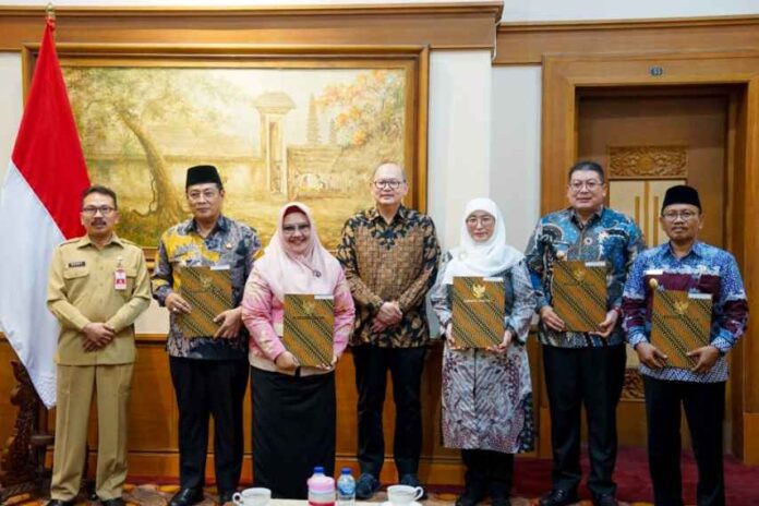 Pj Sekdaprov Jatim Serahkan Surat Tugas Lima Plt Bupati