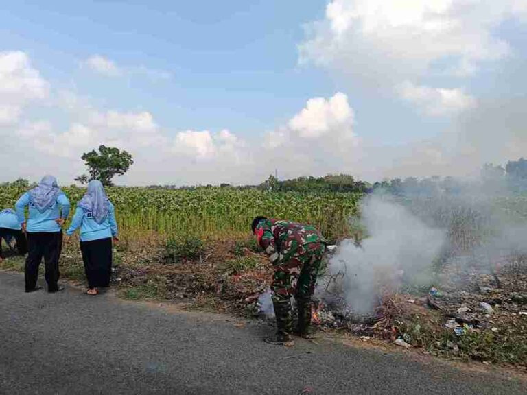 Babinsa Koramil Pamekasan Bersama Warga Desa Bettet Bersihkan Sampah