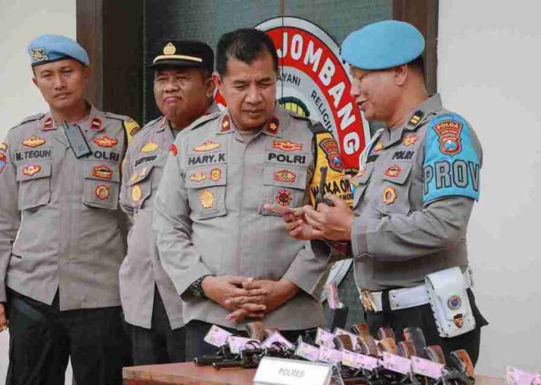 Bidpropam Polda Jatim Dan Sipropam Polres Jombang, Periksa Senpi Dan Tes Urine Personel