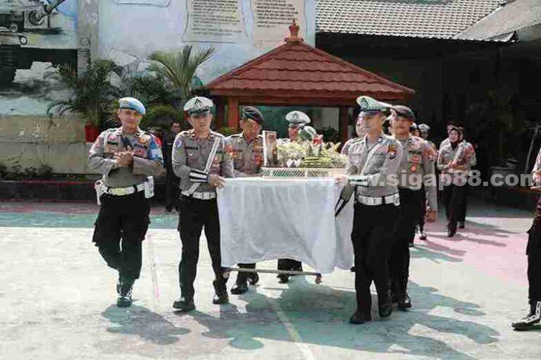 Polres Jombang Beri Kejutan Kado Nasi Tumpeng Di Hut Tni Ke 79