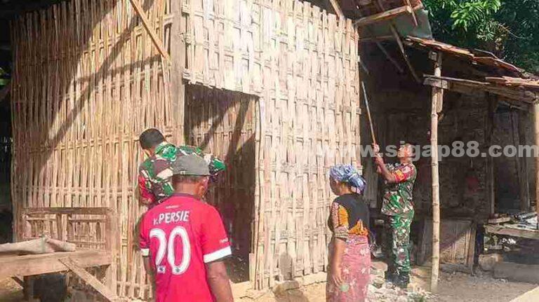 Koramil 0826-09 Pakong Bantu Warga Desa Banban Perbaiki Dinding Rumah