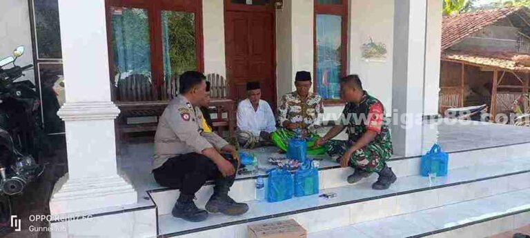Babinsa Koramil 0826-09 Bersama Bhabinkamtibmas Polsek Pakong Imbau Warga Bicorong Tidak Bakar Sampah Sembarangan