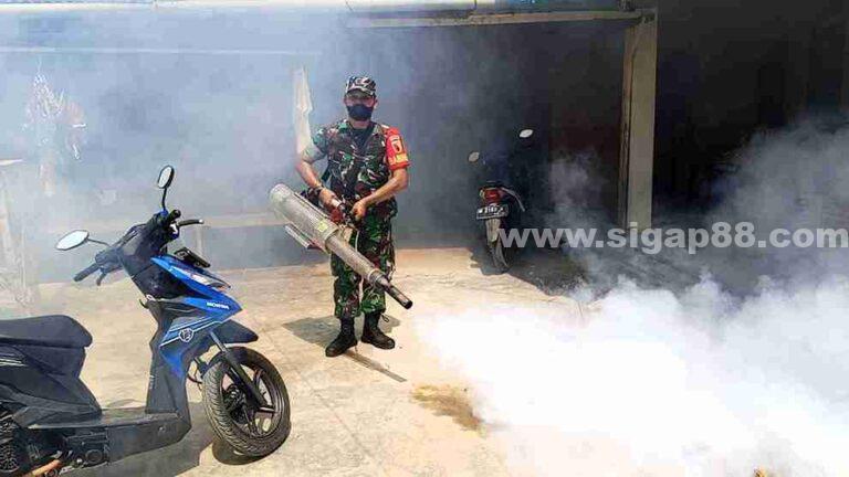 Cegah Penyakit Dbd, Babinsa Jambringin Bersama Puskesmas Penaguan Lakukan Fogging