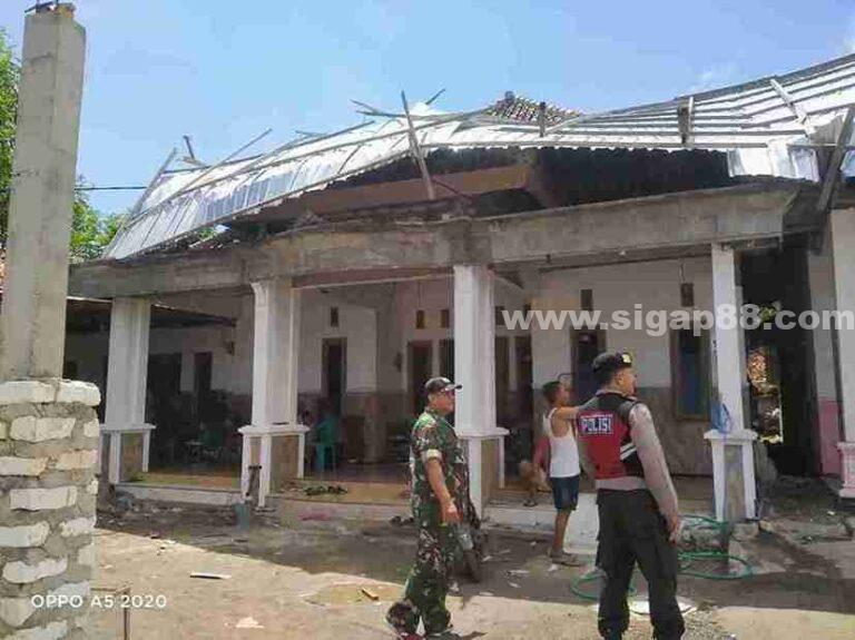 Babinsa Koramil 0826-06 Dan Babinkamtibmas Polsek Pademawu Cek Rumah Warga Terdampak Puting Beliung