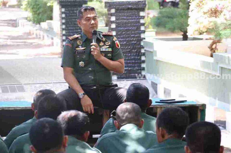 Dandim 0826 Pamekasan Beri Jam Komandan, Tekankan Netralitas Pada Prajurit