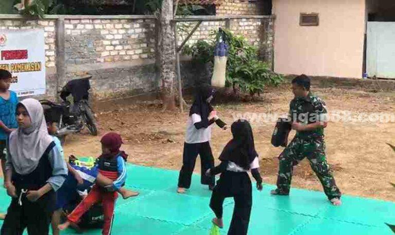 Babinsa Koramil 0826-09 Pakong Latih Pemuda-Pemudi Desa Lebbek Untuk Kejuaraan Muay Thai Tingkat Provinsi