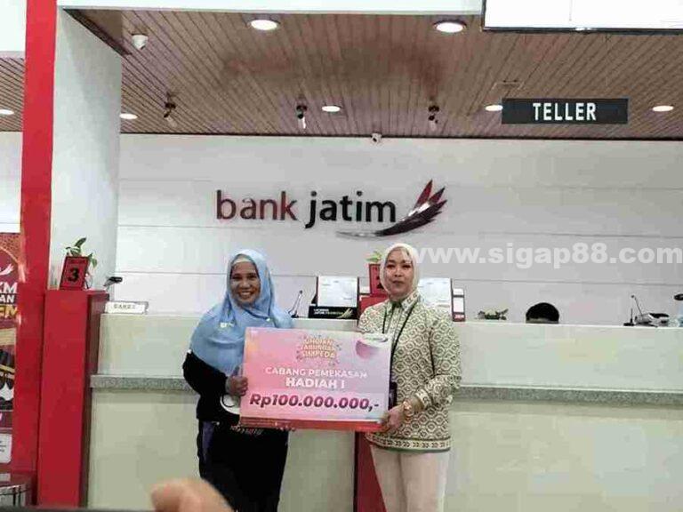 Bank Jatim Pamekasan Serahkan Hadiah Tabungan Simpeda