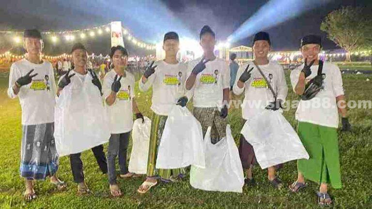 Peduli Kebersihan, Tim Semut Putih Bersihkan Sampah Giat Sholawat Paslon Faham