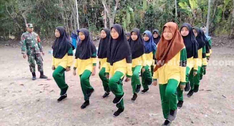 Babinsa Koramil 0826-05 Larangan, Ajarkan Baris-Berbaris Siswa Yayasan Nurul Rohmah