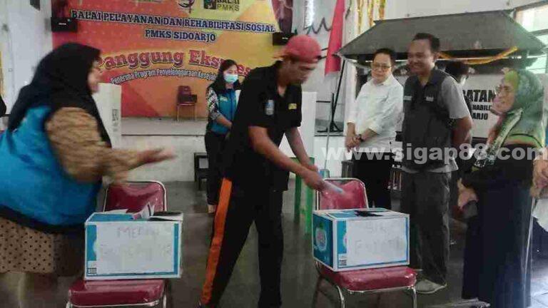 Pantau Tempat Pemungutan Suara, Pj Gubernur Jatim Pastikan Pilkada Serentak 2024 Aman