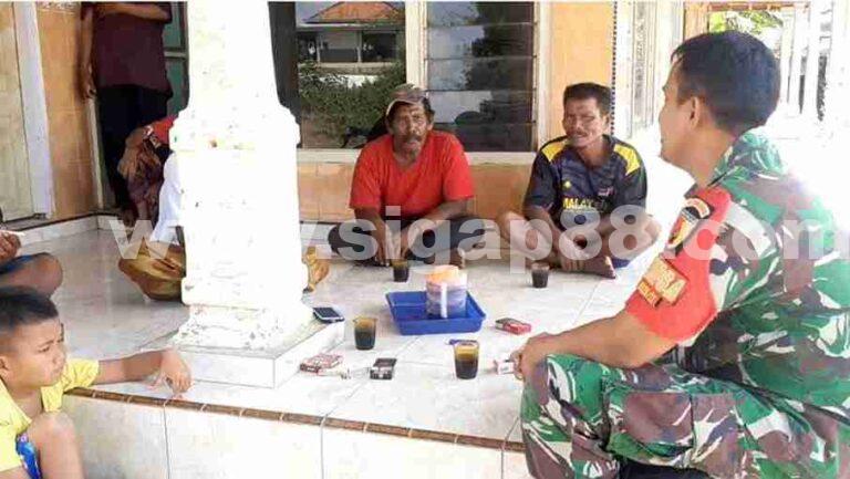 Babinsa Koramil 0826-11 Batumarmar Komsos Dengan Warga Desa Ponjanan