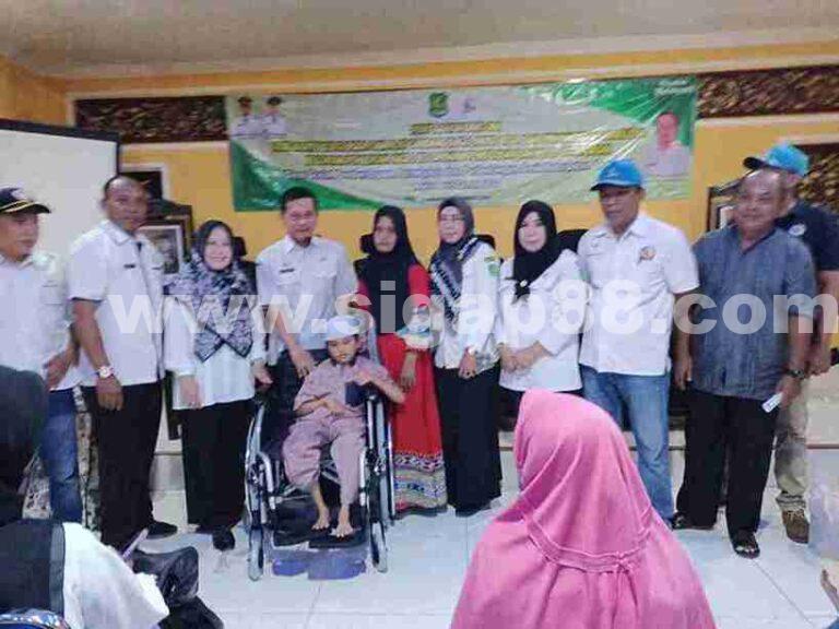 Dinsos P3A Sumenep Serahkan Bantuan Kepada Disabilitas Dan Pemberian Akses Layanan Pendidikan Kesehatan
