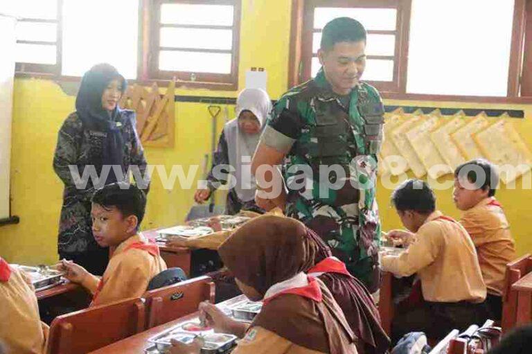 Uji Coba Makan Gratis, Staf Ahli Kodam V Brawijaya Lakukan Pemantauan Bersama Dandim 0826 Pamekasan