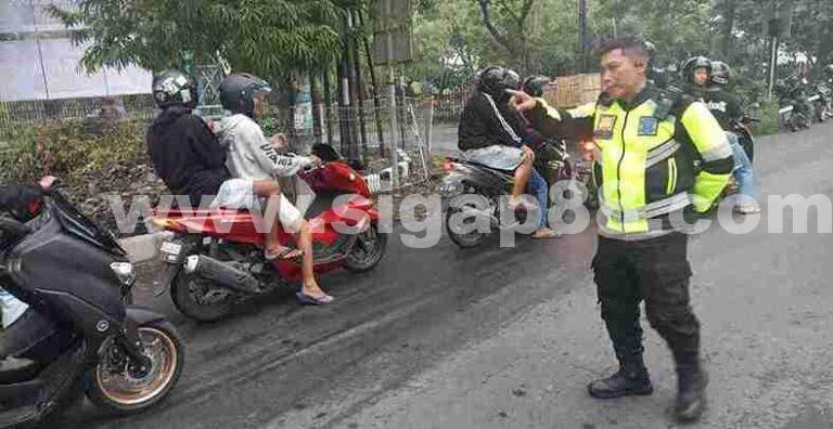 Kabag Ops Polres Kediri Kota Lakukan Pengamanan Dan Pengawalan Rombongan Ratusan Pesilat