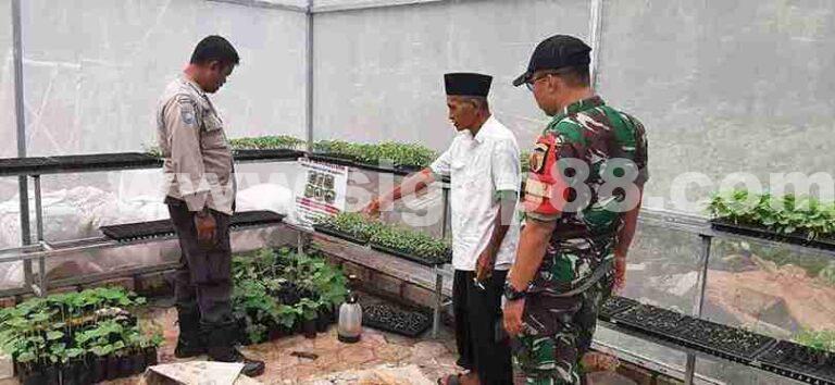 Babinsa Koramil Pakong Dan Bhabinkamtibmas Komsos Dengan Kelompok Tani Di Klompang Timur