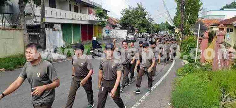 Prajurit Kodim 0826 Pamekasan Laksanakan Jalan Sehat Untuk Jaga Kebugaran Tubuh