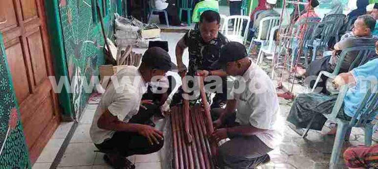Babinsa Koramil 0826-09 Pakong Dampingi Petani Desa Palalang Terima 400 Alat Pertanian