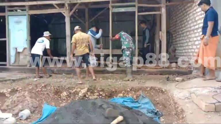 Peduli Kesejahteraan Masyarakat, Anggota Koramil 0826-07 Pegantenan Bantu Rehab Rumah Warga
