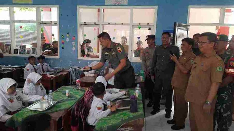 Dandim 0826 Pamekasan Tinjau Langsung Program Makan Bergizi Gratis Hari Pertama