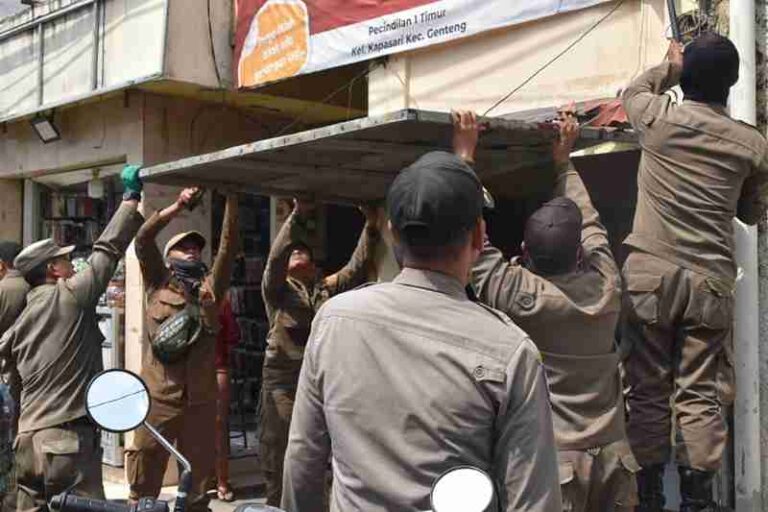 Satpol Pp Kota Surabaya Tertibkan Pkl Di Sepanjang Jalan Kenjeran Hingga Ngaglik