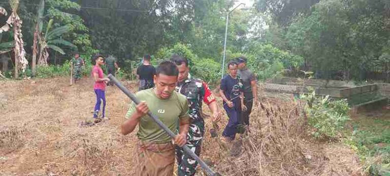 Cegah Longsor, Koramil Pakong Lakukan Penanaman Bibit Pohon