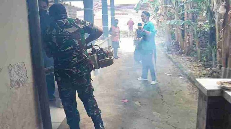 Babinsa Koramil 0826-01 Pamekasan Dan Petugas Puskesmas Teja Lakukan Fogging