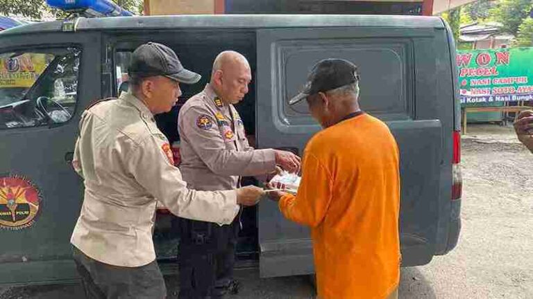 Kapolres Nganjuk Beri Apresiasi Sihumas Berbagi Nasi Bungkus