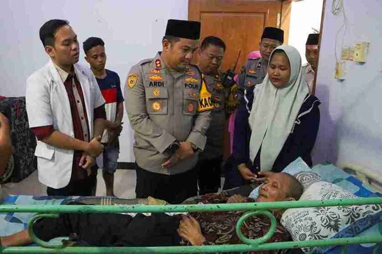 Kapolres Jombang Beri Motivasi Anggota Yang Sakit