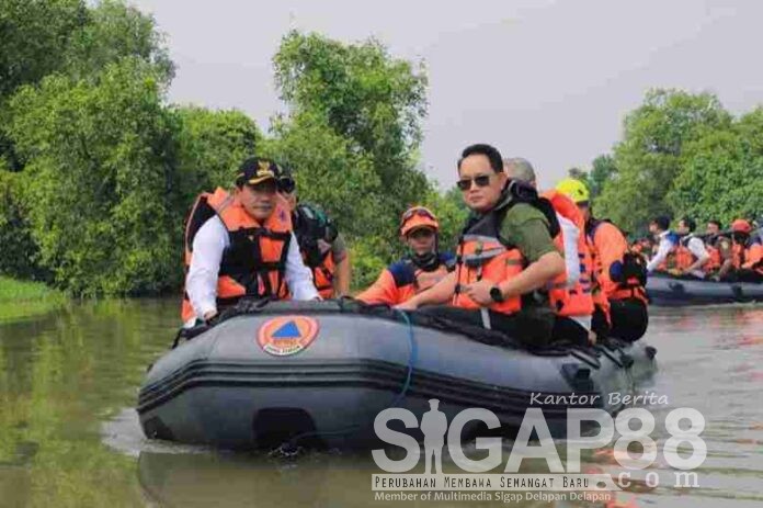 Pj Gubernur Jatim Pimpin Pembersihan Eceng Gondok dan Sampah Penyebab Banjir di Candi Sidoarjo