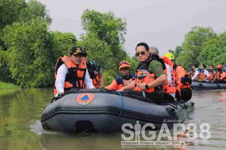 Pj Gubernur Jatim Pimpin Pembersihan Eceng Gondok Dan Sampah Penyebab Banjir Di Candi Sidoarjo