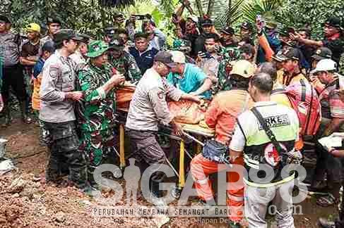 Polres Jombang Bersama TNI, Bantu Pencarian Korban Tanah Longsor Polres Jombang Bersama TNI, Bantu Pencarian Korban Tanah Longsor