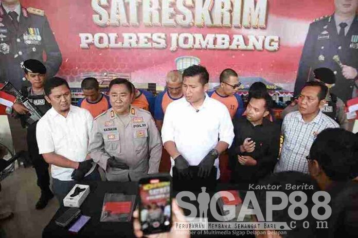 Polres Jombang Tangkap 5 Pelaku Curanmor Polres Jombang Tangkap 5 Pelaku Curanmor