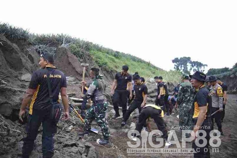 Pasca Banjir, Polres Kediri Bersama Tni Dan Warga Trisulo Bangun Bronjong
