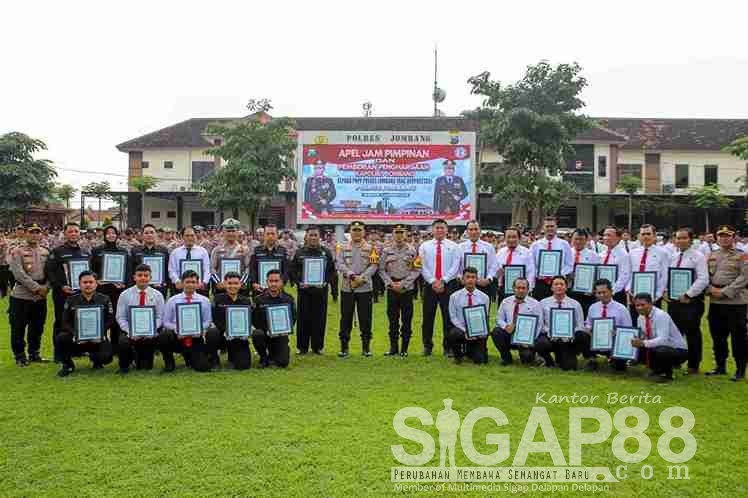 Kapolres Jombang Beri Penghargaan 24 Anggota Berprestasi