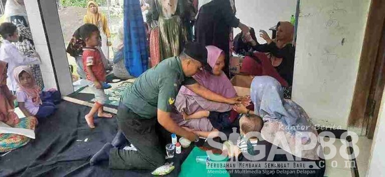 Babinsa Koramil 0826-08 Palengaan Bantu Petugas Posyandu Di Desa Akkor