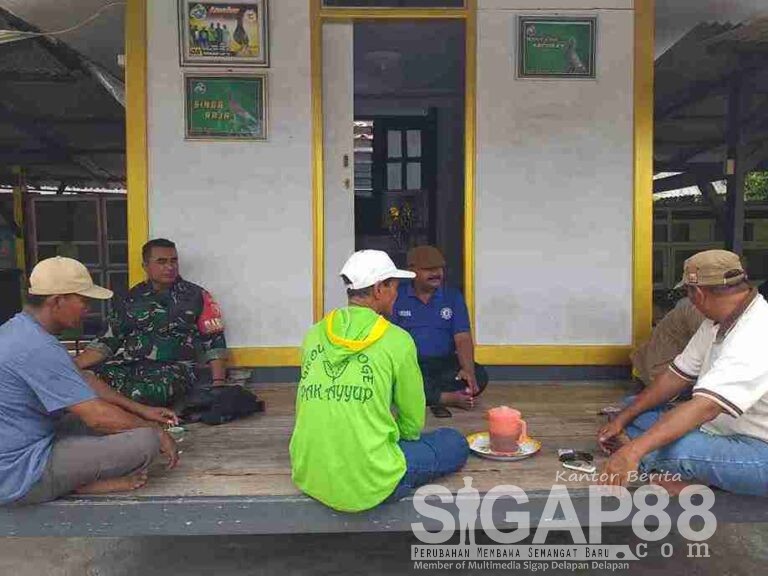 Babinsa Koramil 0826-02 Tlanakan Komsos Dengan Warga Desa Larangan Tokol