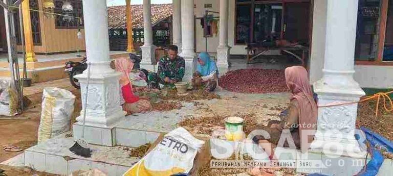 Sambangi Warga, Babinsa Koramil 0826-11 Batumarmar Beri Motivasi Petani Bawang