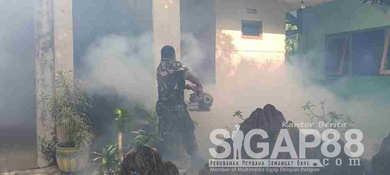 Babinsa Koramil 0826-01 Pamekasan Lakukan Fogging Di Sdn Teja Barat 1