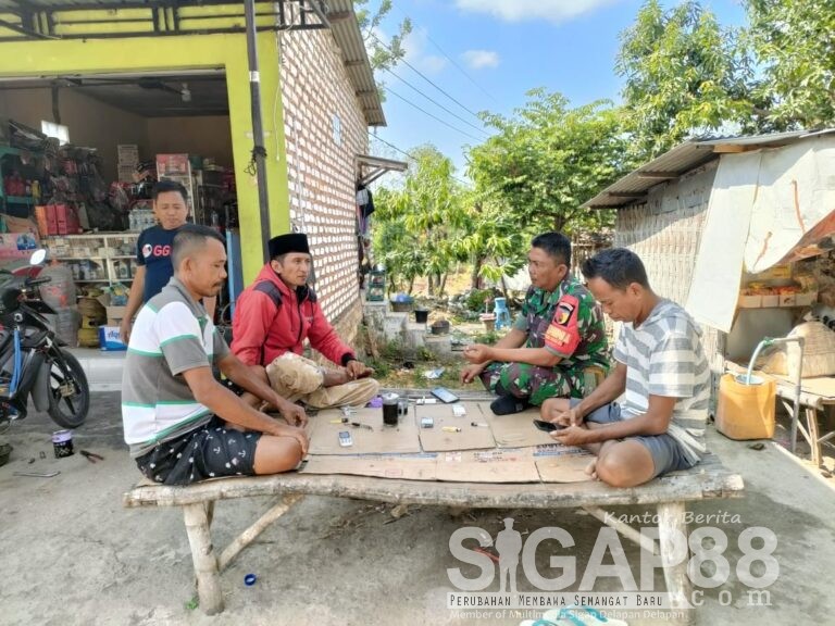 Babinsa Koramil 0826-05 Larangan Komsos Dengan Warga Desa Blumbungan