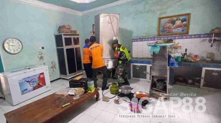 Pasca Banjir, Anggota Tni Dan Bpbd Pamekasan Bantu Warga Rapikan Barang-Barang