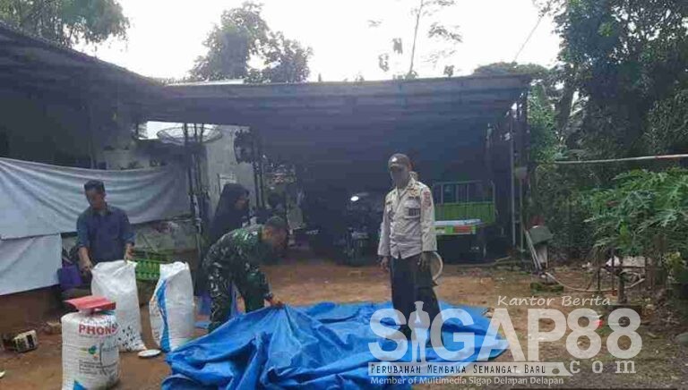 Sinergi, Babinsa Dan Bhabinkamtibmas Desa Klompang Timur Bantu Warga