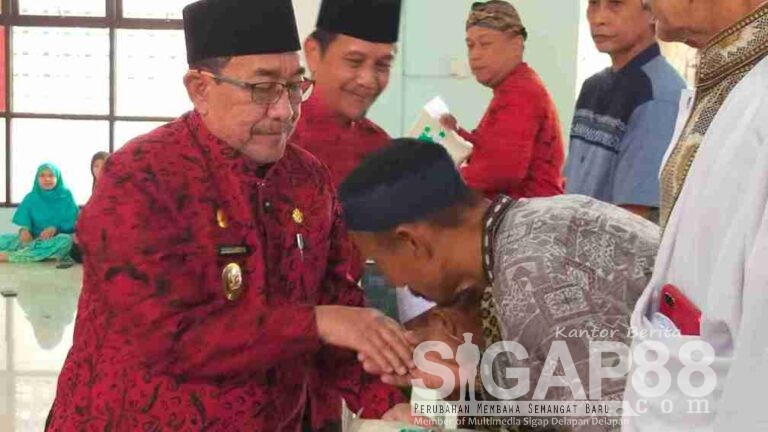 Dinsos P3A Sumenep Serahkan Zakat Fitrah Kepada 121 Penyalur