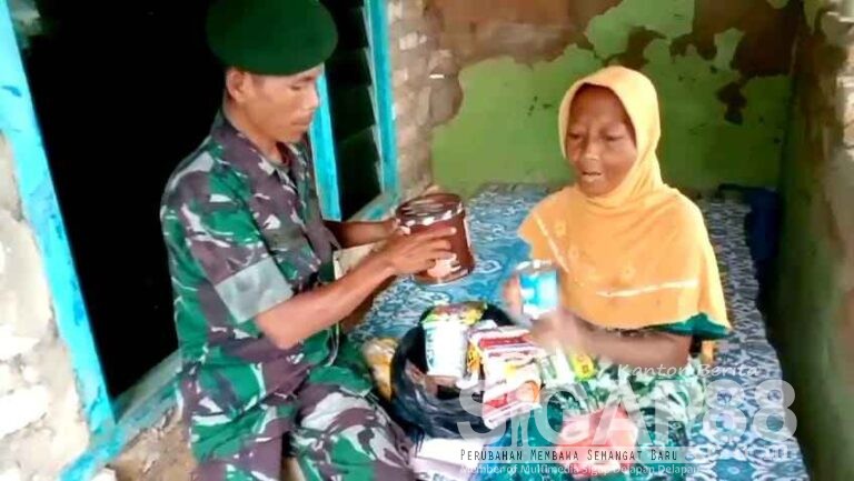 Babinsa Koramil 0826-08 Palengaan Beri Bingkisan Kepada Warga Kurang Mampu