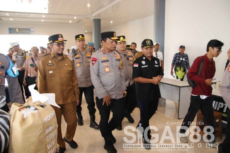 Kapolda Jatim Tinjau Pos Pengamanan  Operasi Ketupat Semeru 2025 Di Sumenep
