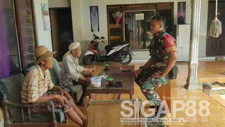 Babinsa Koramil 0826-07 Pegantenan Komsos Bersama Warga Desa Bulangan Haji