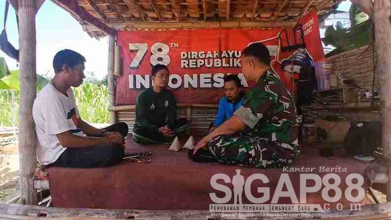 Babinsa Koramil 0826-01 Pamekasan Jalin Komsos Dengan Pemuda Di Dusun Tengah