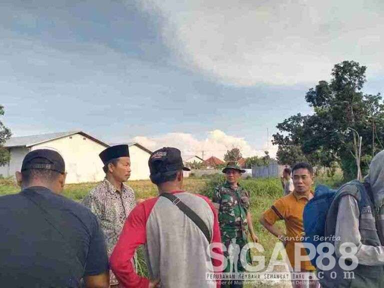 Babinsa Koramil 0826-05 Larangan Laksanakan Pengamanan Pengukuran Tanah Di Desa Peltong