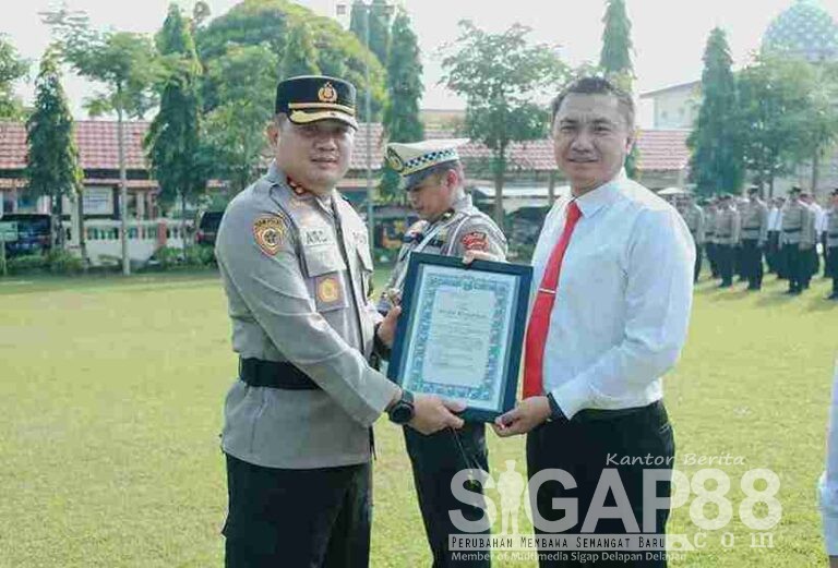Kapolres Jombang Beri Penghargaan Kepada 18 Anggota Berprestasi Dan Berdedikasi